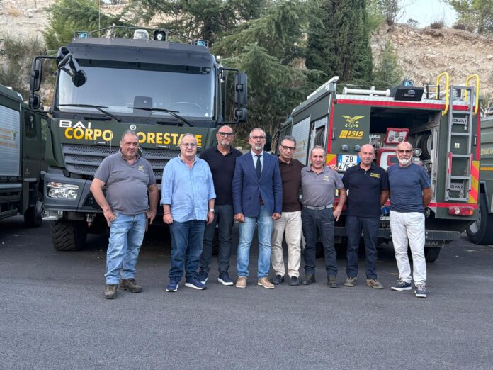 Gruppo di uomini davanti a mezzi del Corpo Forestale durante sopralluogo in Sicilia