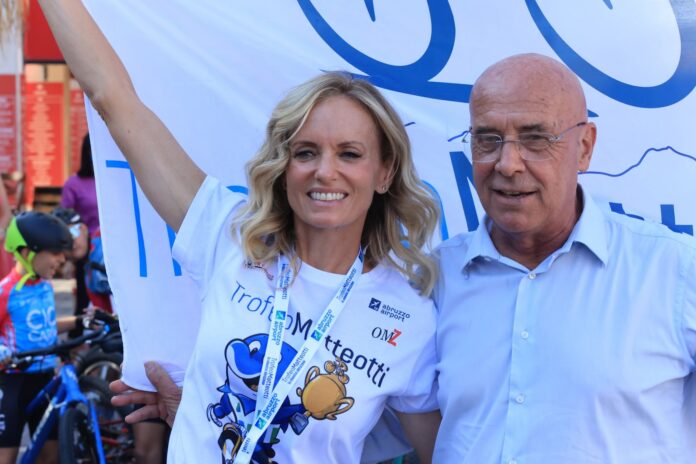 Gruppo di ciclisti durante la gara del Trofeo Matteotti in città.