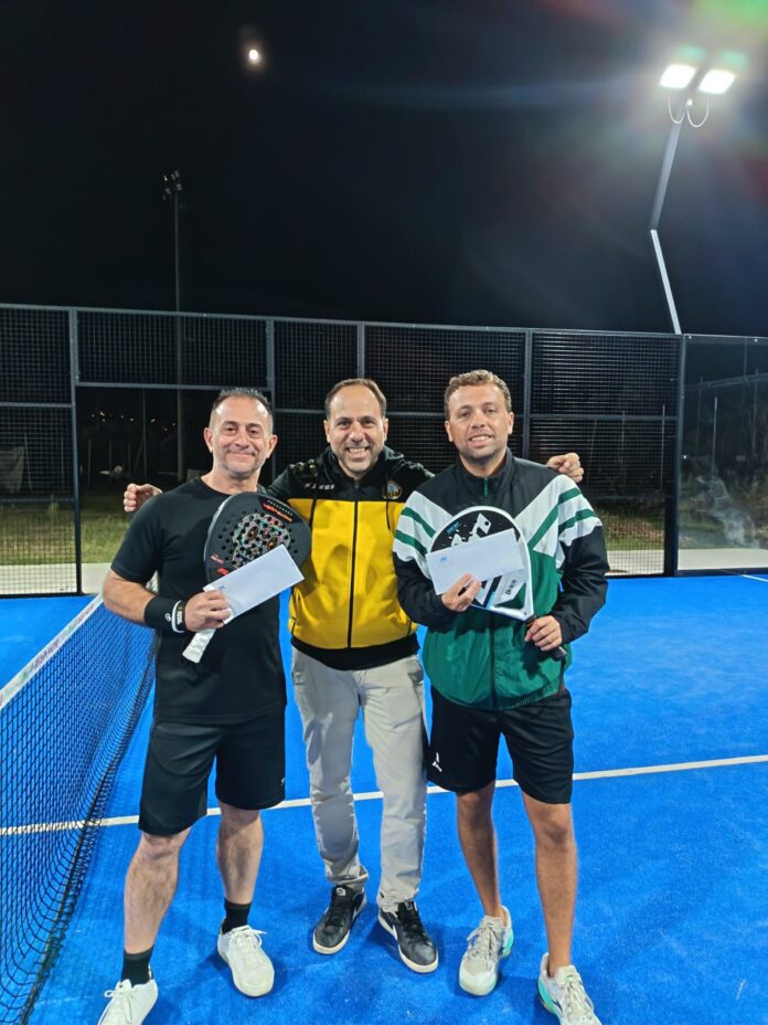 Quattro persone posano sul campo da padel con racchette e premi, durante l'evento di padel a Pellezzano.