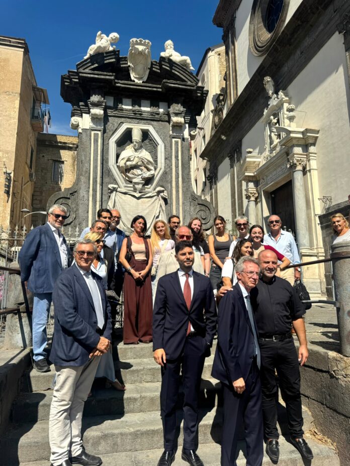 Immagine dell'Edicola di San Gennaro restaurata con persone in primo piano durante l'inaugurazione.