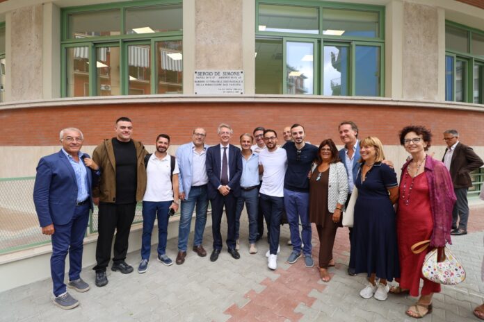 Foto gruppo di persone davanti alla scuola Nido Rocco Jemma durante l'inaugurazione a Napoli
