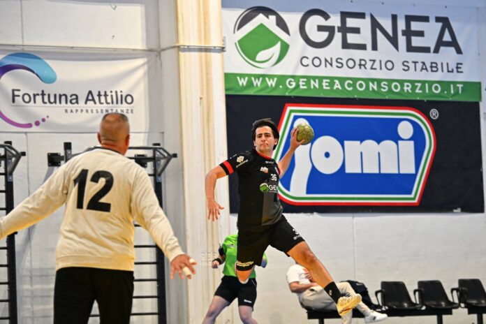 Partita di pallamano con giocatori in azione in campo indoor, immagine allegata al comunicato stampa della Genea Lanzara.