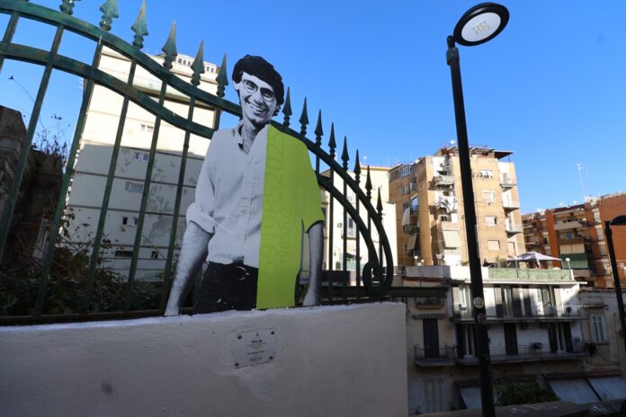 Installazione urbana raffigurante la silhouette di Giancarlo Siani in metallo con parte colorata di verde alle Rampe dell'Arenella a Napoli, immagine di archivio.