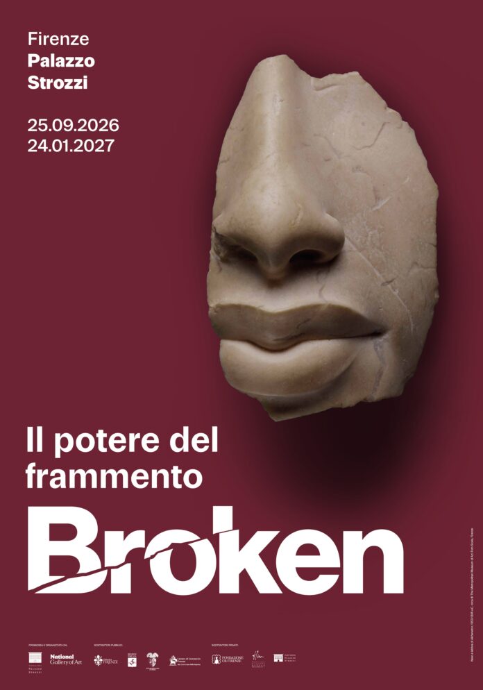 Manifesto della mostra con un frammento di scultura raffigurante un volto parziale su sfondo bordeaux.