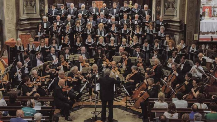 Orchestra e coro dell’Accademia Amadeus durante un'esibizione
