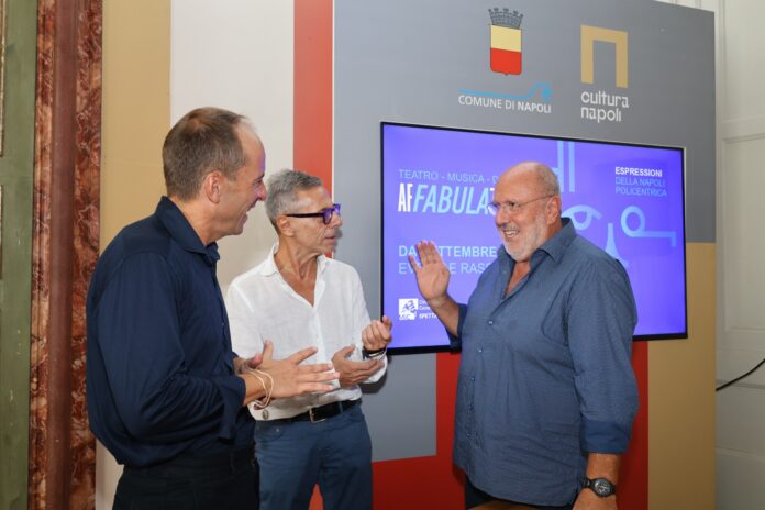 Foto di gruppo durante la presentazione della rassegna culturale Affabulazione a Napoli, con varie persone in una sala conferenze in atteggiamento di ascolto e partecipazione.