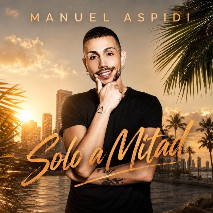 Copertina del singolo Solo a Mitad di Manuel Aspidi con il cantante ritratto sorridente