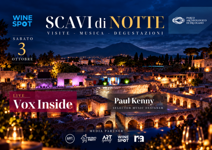 Veduta serale con domus illuminate nel Parco Archeologico di Ercolano e il Vesuvio sullo sfondo, immagine promozionale dell'evento 'Scavi di Notte'.