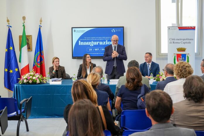 Taglio del nastro durante l'inaugurazione del complesso liceale in piazza Risorgimento