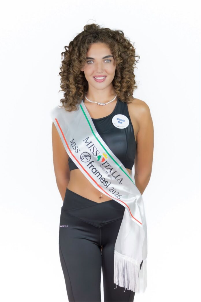 Michela Meli con la fascia di Miss Framesi 2026 posiziona su sfondo bianco.