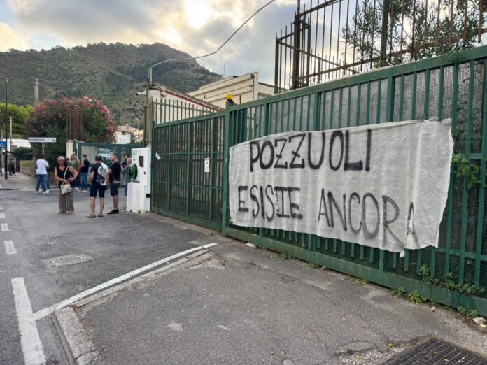 Presidio davanti al Comune di Pozzuoli con striscione 