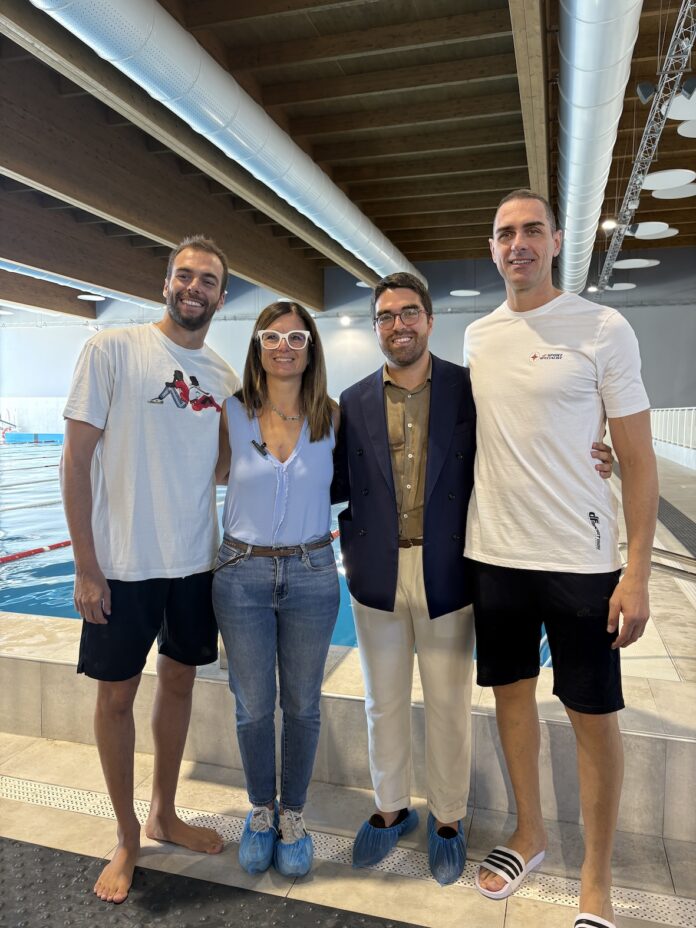 Matteo Soragna e Gregorio Paltrinieri a bordo vasca in piscina durante le riprese.