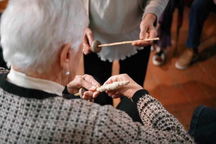 Persone anziane impegnate in attività artistiche durante un evento museale organizzato da Airalzh ETS per la Giornata Mondiale Alzheimer.