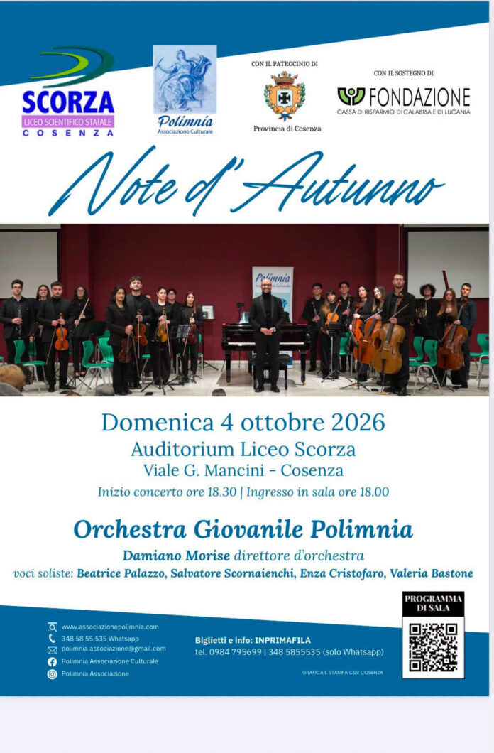 Orchestra giovanile in formazione orchestrale con il direttore d'orchestra al centro sul palco.