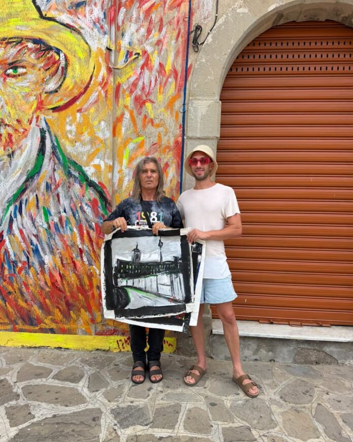 Fernando Mangone e Giovanni De Feo con le opere della mostra 
