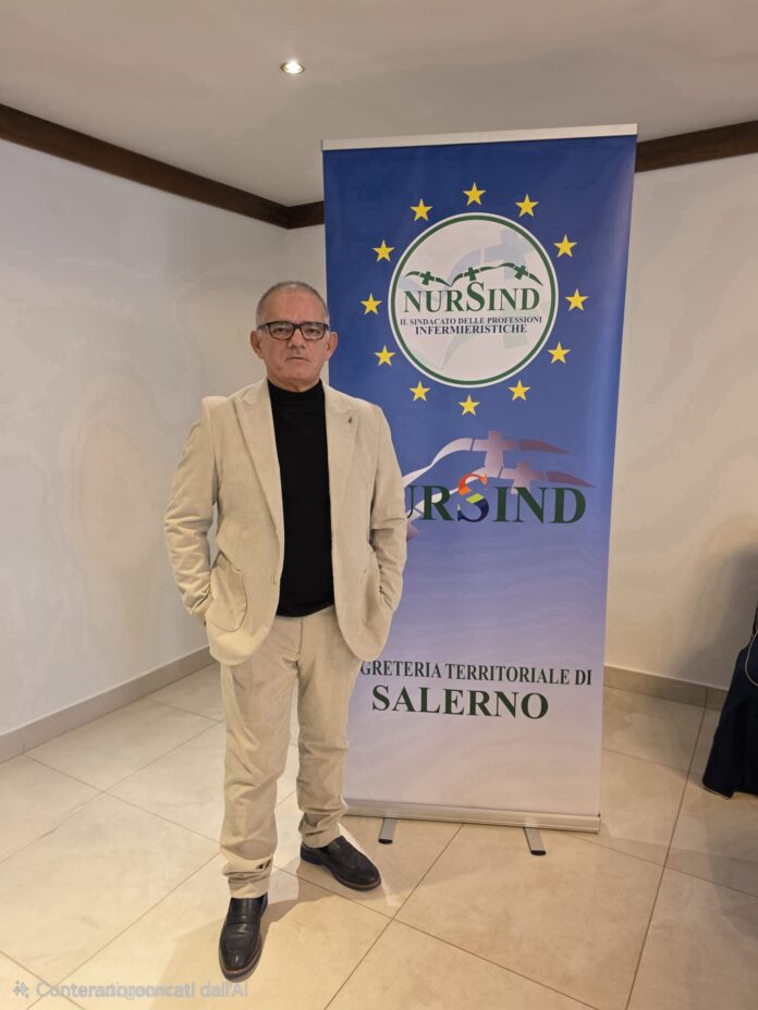 Persona in piedi accanto a uno striscione con logo Nursind Salerno