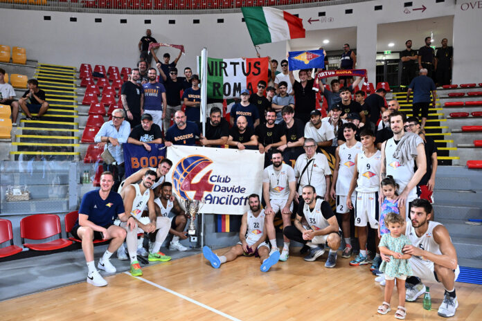 Squadra Virtus GVM Roma 1960 con la coppa del trofeo Davide Ancillotto e tifosi al PalaTiziano