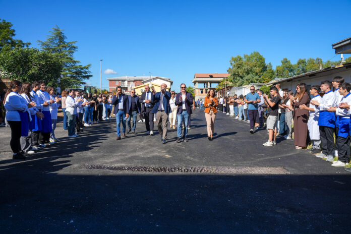 Scopertura della targa della Piazza dell'Agricoltura e della Biodiversità Calabrese durante l'inaugurazione all'IIS Majorana di Corigliano-Rossano con studenti, docenti e istituzioni presenti.