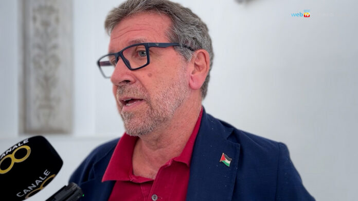 Foto di commissione consiliare del Comune di Napoli riunita intorno a un tavolo con persone che discutono.