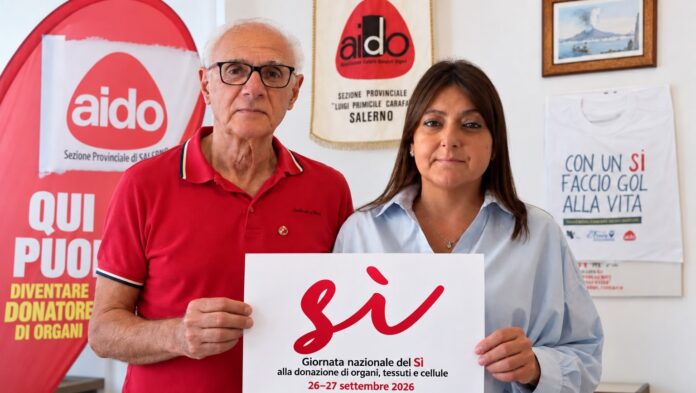 Il presidente provinciale di Aido Salerno e una delegata tengono un cartello della Giornata Nazionale del Sì alla donazione di organi, tessuti e cellule.