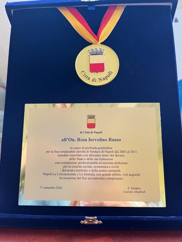 Targa commemorativa del Comune di Napoli con medaglia in una scatola, per Rosa Russo Iervolino.