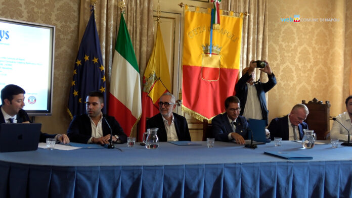 Conferenza stampa di presentazione evento OktoberDays con tavolo e bandiere in sala conferenze.