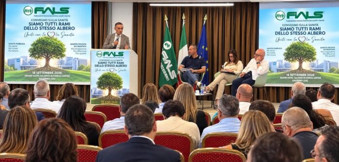 Convegno con persone sedute di fronte a un palco con tre relatori, due schermi con il logo Fials e il titolo dell'evento, interno di una sala conferenze.