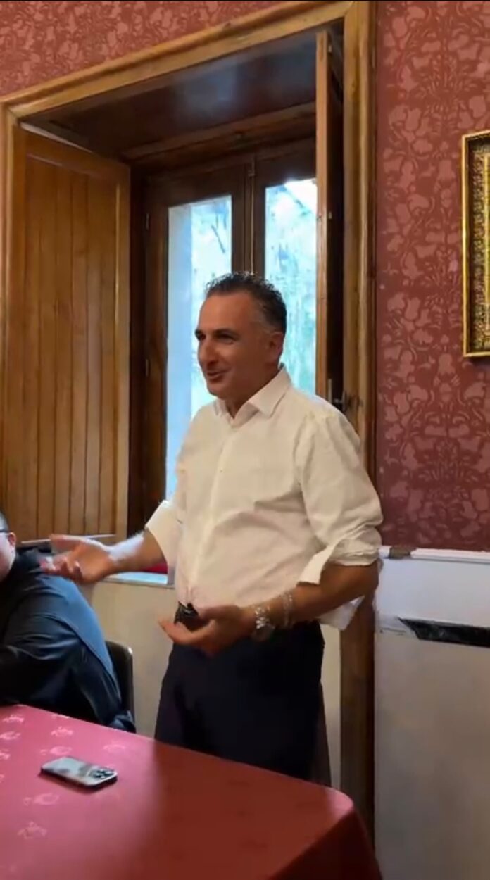 Consigliere regionale Orlandino Greco parla durante la Consulta Calabresi nel Mondo a Reggio Calabria