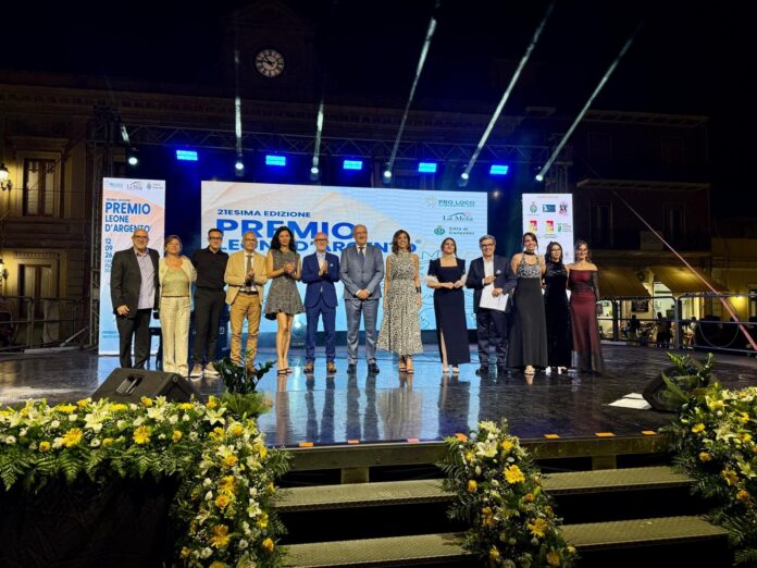 Foto della cerimonia con i premiati e gli ospiti della XXI edizione del Premio nazionale Leone d’Argento sul palco a Carlentini