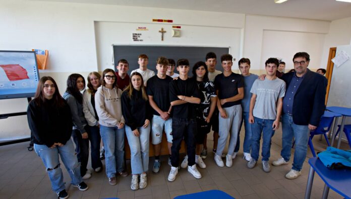 Il presidente della Provincia Alberto Alessandri con un gruppo di studenti nell'Istituto Celli, foto illustrativa della visita.