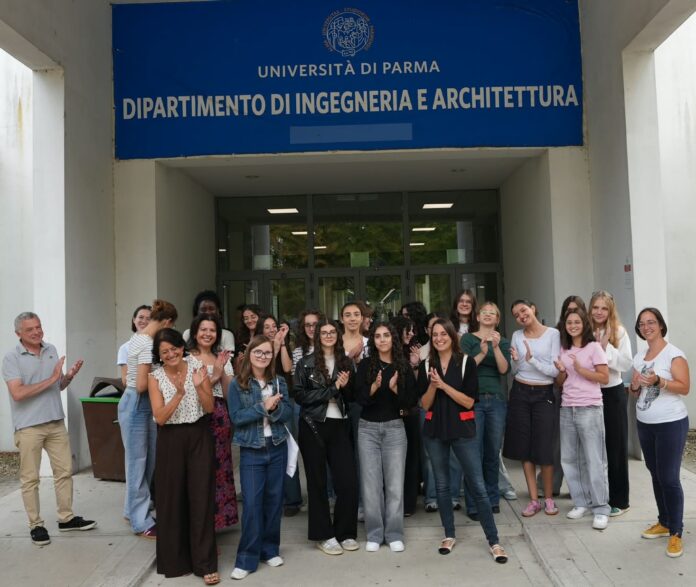 Gruppo di studentesse partecipanti al Summer Camp Ragazze Digitali ER 2026 a Parma, in posa in ambiente interno.