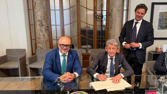 Momento della firma del contratto tra rappresentanti delle banche per il passaggio di filiali