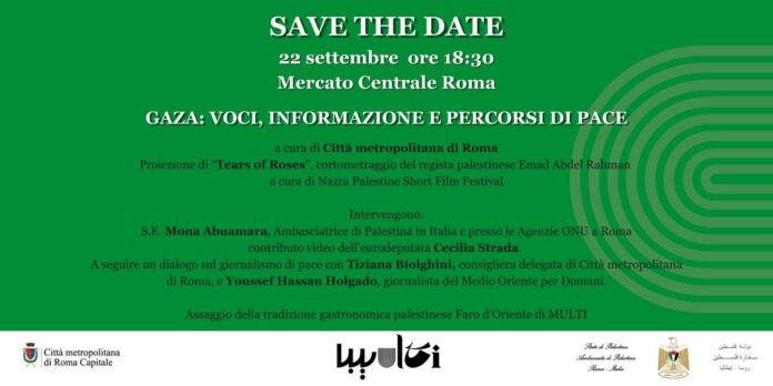 Interno del Mercato Centrale di Roma con persone che passeggiano e bancarelle.
