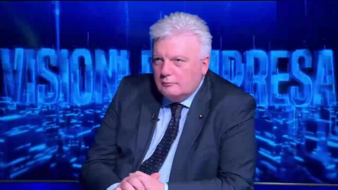 Ritratto di Luigi Carfora durante una trasmissione televisiva, rappresentativo del tema del turismo e sviluppo economico a Napoli.