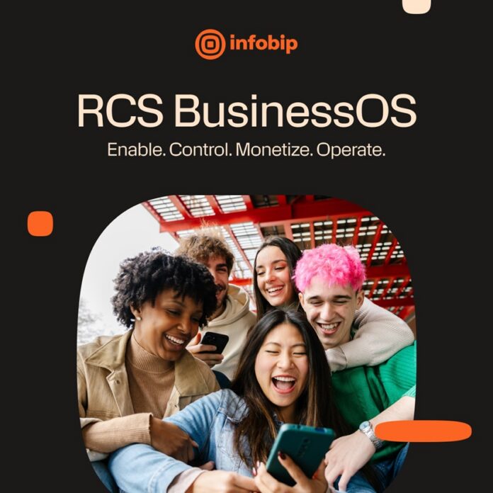 Logo Infobip con testo RCS BusinessOS e gruppo di persone che guardano uno smartphone sorridenti.