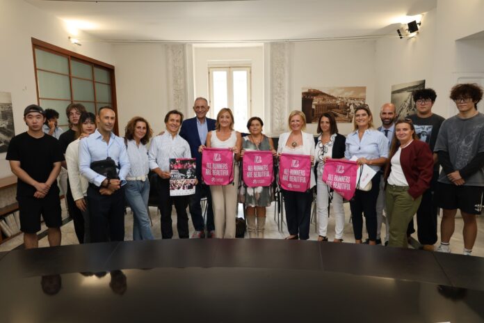 Foto di gruppo in interno durante la presentazione dell'evento 