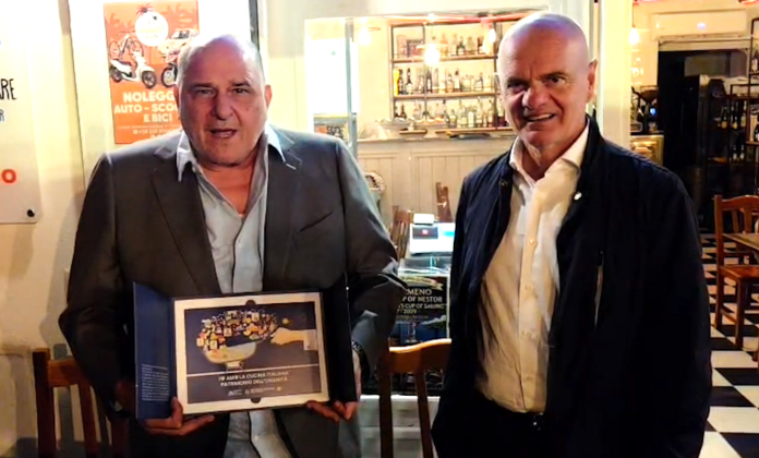 Chef premiati con targa durante un evento a Napoli, immagine illustrativa.