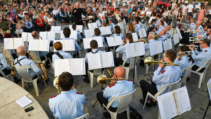 Banda Musicale G. Verdi di Capolago durante un concerto all'aperto con pubblico