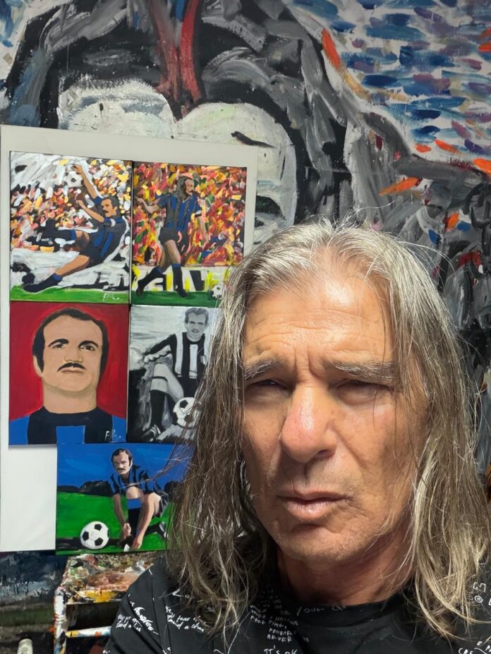 Fernando Mangone con cinque dipinti raffiguranti Sandro Mazzola