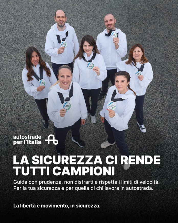Gruppo di dipendenti di Autostrade per l'Italia in divisa con medaglie, rappresentazione della campagna sulla sicurezza stradale.