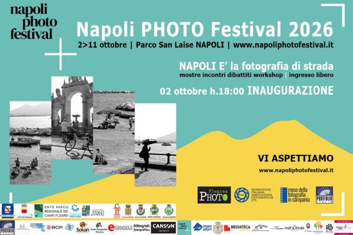Locandina pubblicitaria con dettagli del Napoli PHOTO Festival 2026 e fotografie in bianco e nero di strada.