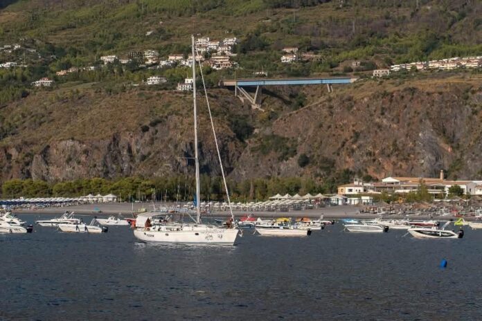 Barche ancorate davanti alla costa calabrese durante l’evento Mare Dentro