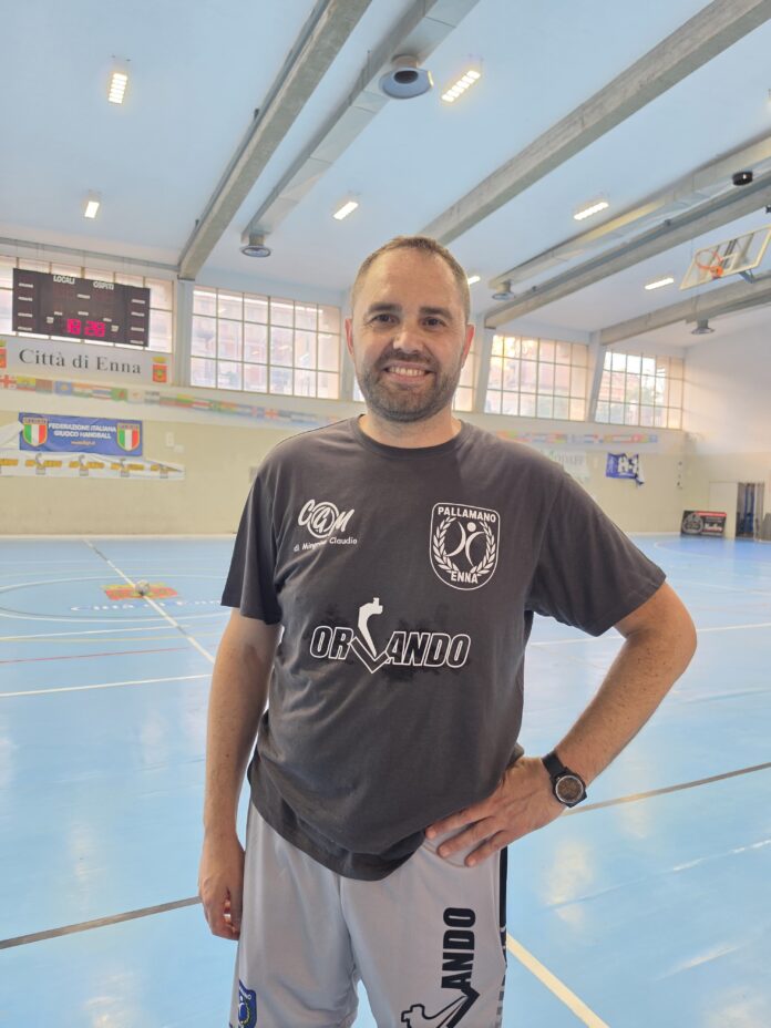 Fabrizio Di Vincenzo in palestra durante l'allenamento della Pallamano Haenna.
