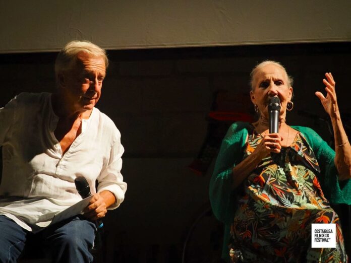 Evento serale all'aperto con pubblico e schermo di proiezione durante il Costaiblea Film Festival a Marina di Ragusa.