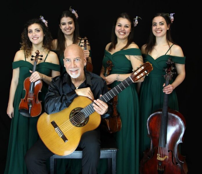 Roberto Fabbri con quattro musiciste del quartetto d'archi, tutti con strumenti musicali, su sfondo nero.
