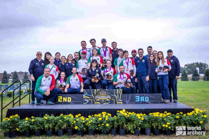 Gruppo di arcieri italiani sul podio con medaglie ai Campionati Mondiali di Tiro con l'Arco Field, immagine illustrativa.