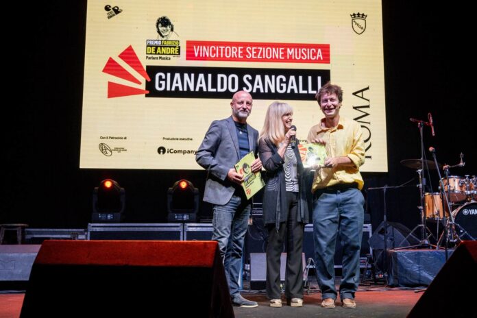 Premiazione della sezione Musica al Premio Fabrizio De André con il vincitore Gianaldo Sangalli sul palco.