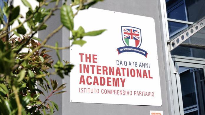 Studenti in aula impegnati con dispositivi digitali utilizzati per attività didattiche.