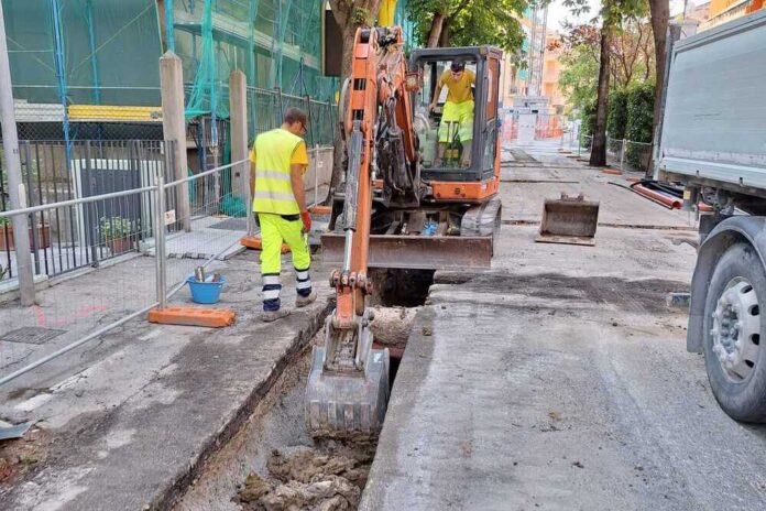 Macchinari e operai al lavoro per il rinnovo della rete sottoservizi in via Tumiati a Pesaro