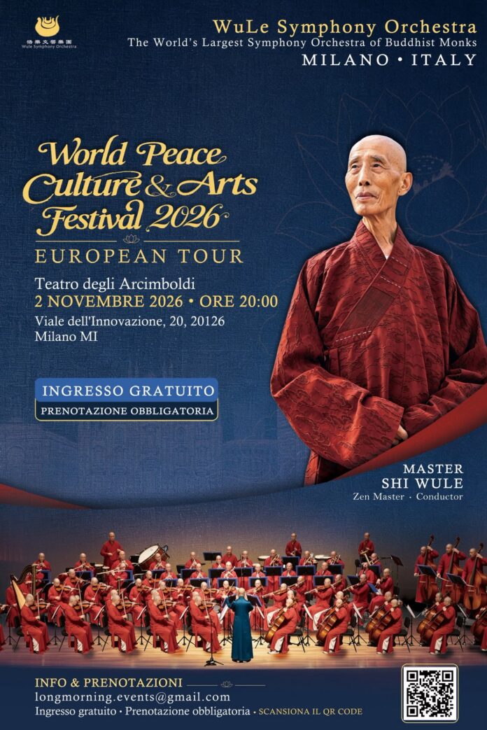 Manifesto promozionale con monaco buddista Shi Wule e orchestra sul palco, con testo sull'evento a Milano.